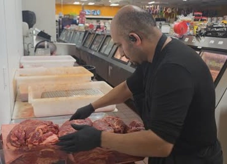 Preparación de carne en Reyes Meat Market